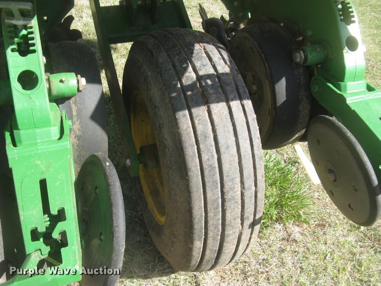 image for item L3998 2014 John Deere 1770 Max Emerge XP planter
