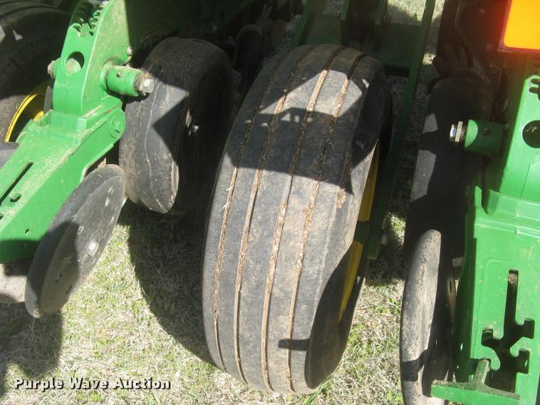 image for item L3998 2014 John Deere 1770 Max Emerge XP planter