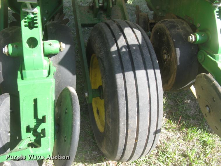 image for item L3998 2014 John Deere 1770 Max Emerge XP planter