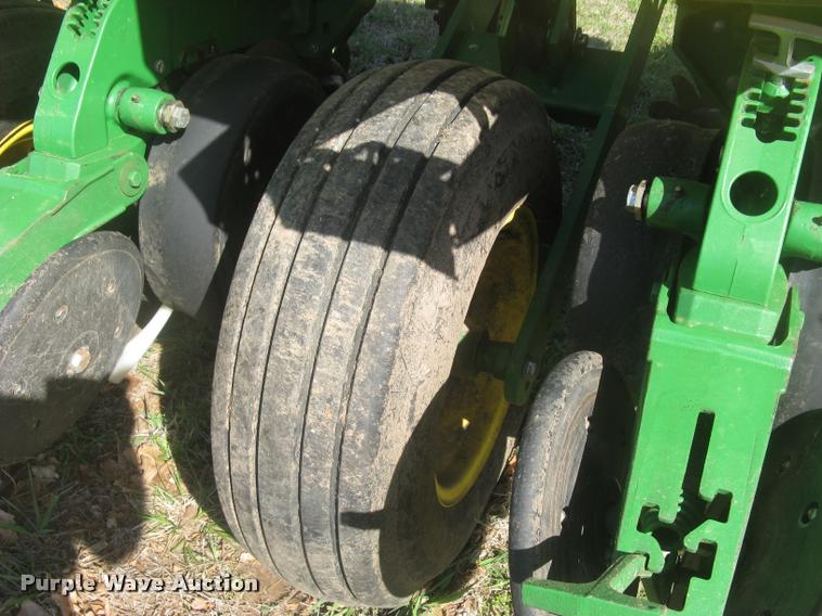 image for item L3998 2014 John Deere 1770 Max Emerge XP planter
