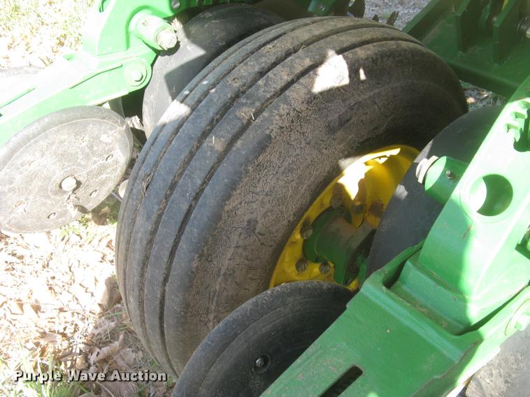 image for item L3998 2014 John Deere 1770 Max Emerge XP planter