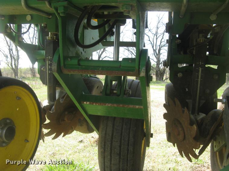 image for item L3998 2014 John Deere 1770 Max Emerge XP planter