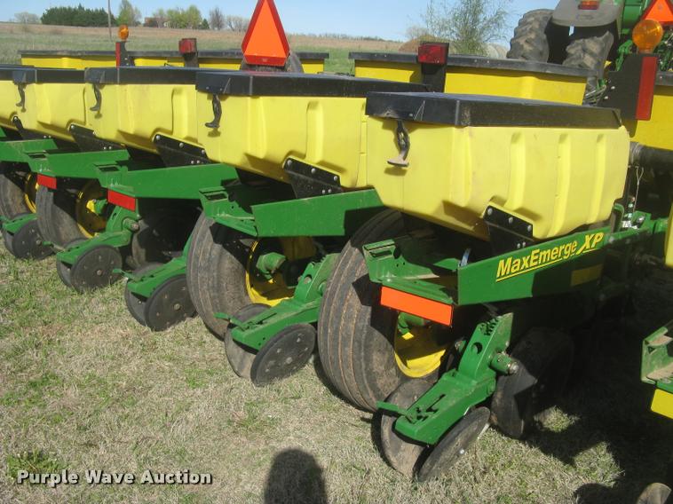 image for item L3998 2014 John Deere 1770 Max Emerge XP planter