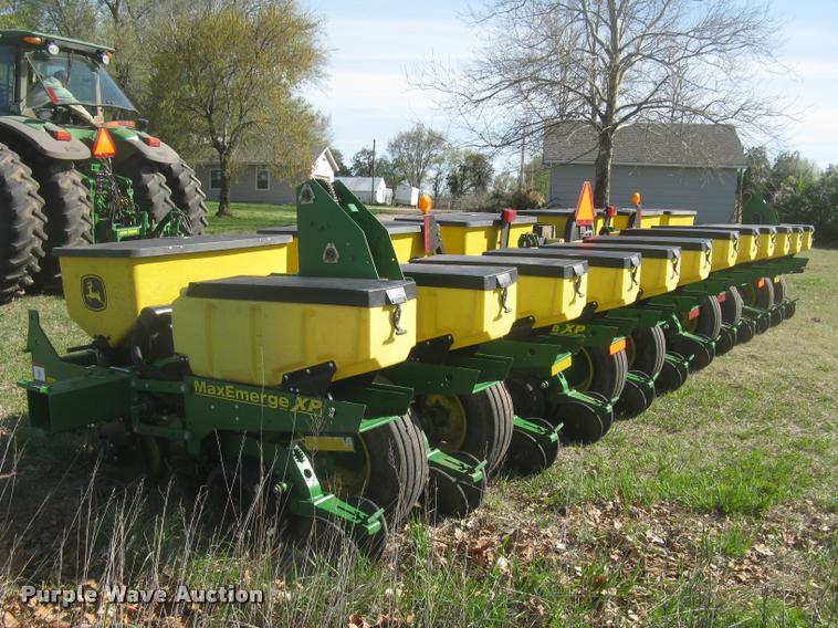 image for item L3998 2014 John Deere 1770 Max Emerge XP planter