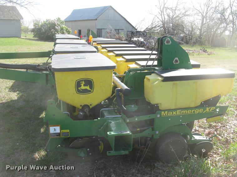 image for item L3998 2014 John Deere 1770 Max Emerge XP planter