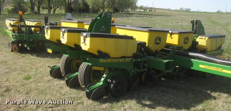 image for item L3998 2014 John Deere 1770 Max Emerge XP planter