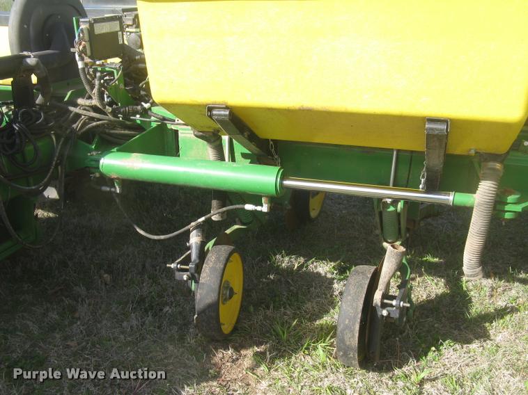 image for item L3998 2014 John Deere 1770 Max Emerge XP planter