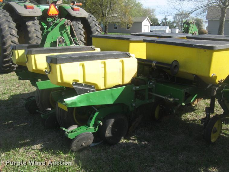 image for item L3998 2014 John Deere 1770 Max Emerge XP planter