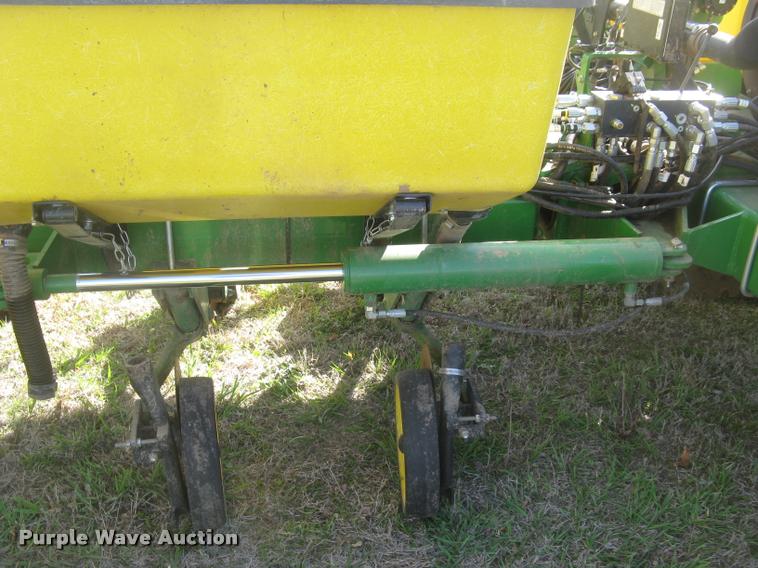 image for item L3998 2014 John Deere 1770 Max Emerge XP planter