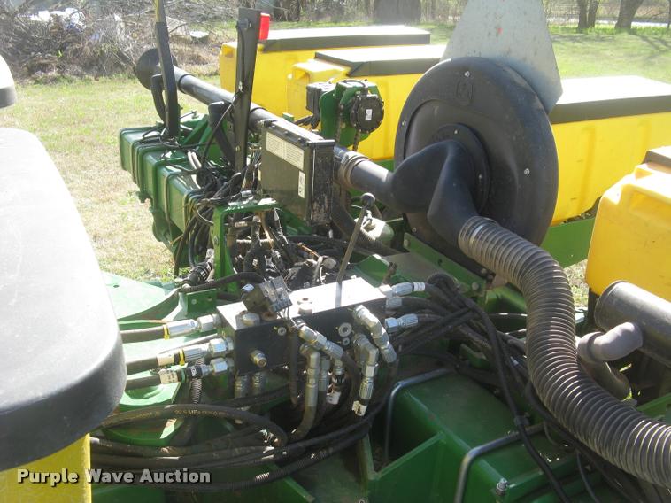 image for item L3998 2014 John Deere 1770 Max Emerge XP planter
