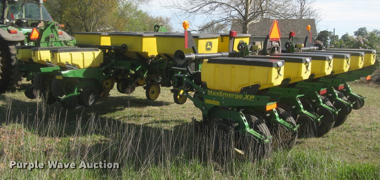 image for item L3998 2014 John Deere 1770 Max Emerge XP planter