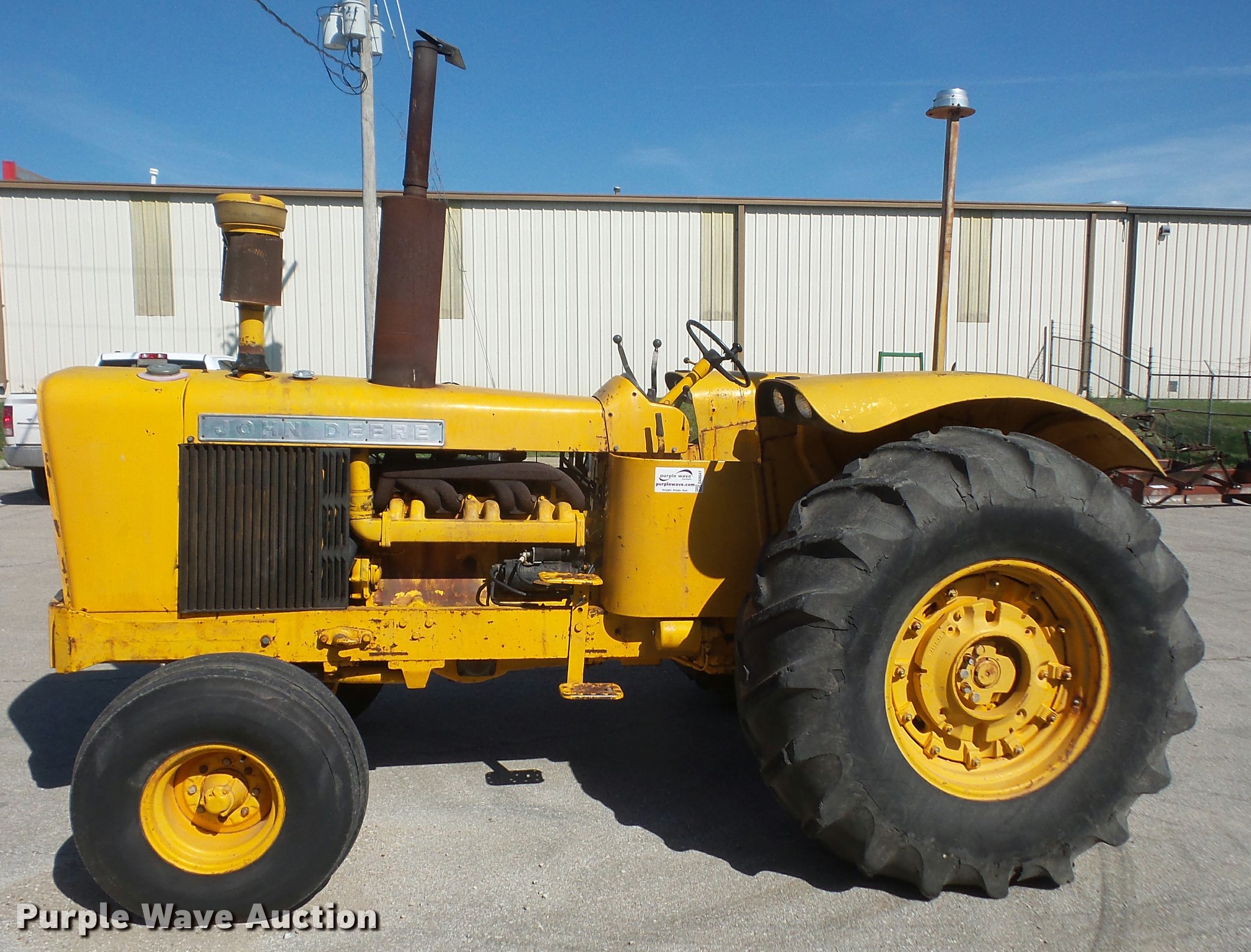 1970 John Deere 700A tractor in Lawrence, KS Item DA8047 sold