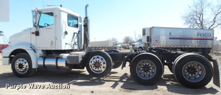 image for item DA0647 2002 International 9100i semi truck