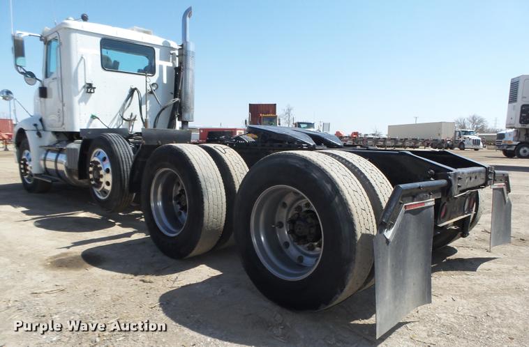 image for item DA0647 2002 International 9100i semi truck