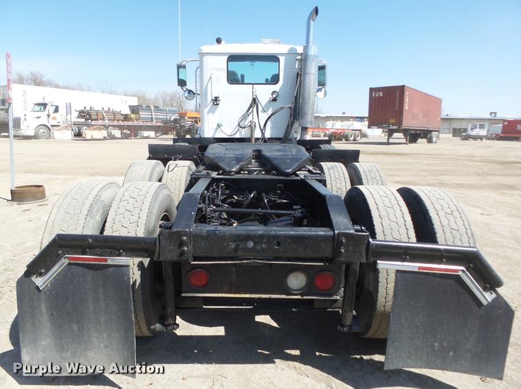 image for item DA0647 2002 International 9100i semi truck