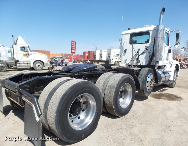 image for item DA0647 2002 International 9100i semi truck