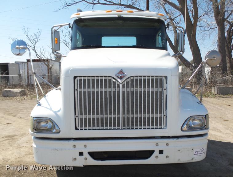 image for item DA0647 2002 International 9100i semi truck