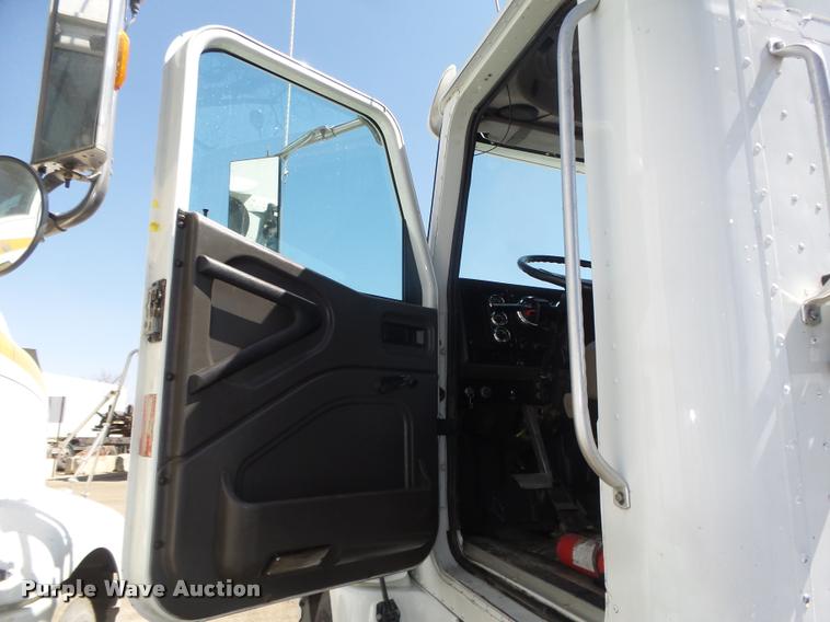 image for item DA0647 2002 International 9100i semi truck