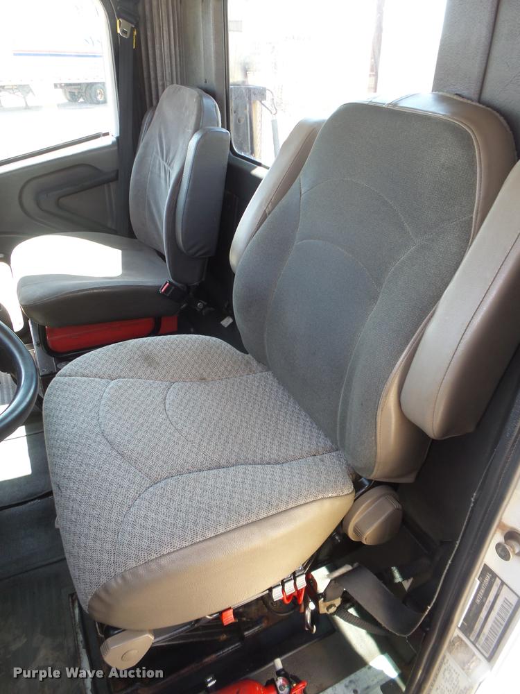 image for item DA0647 2002 International 9100i semi truck