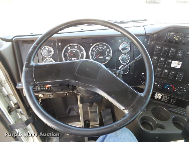 image for item DA0647 2002 International 9100i semi truck