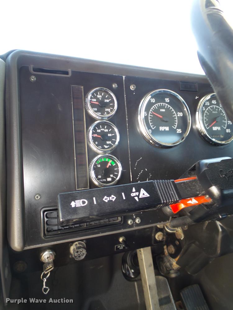 image for item DA0647 2002 International 9100i semi truck