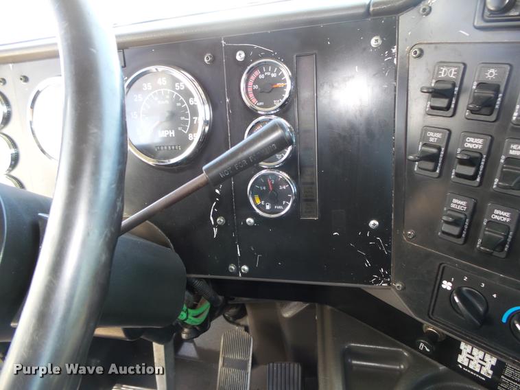 image for item DA0647 2002 International 9100i semi truck