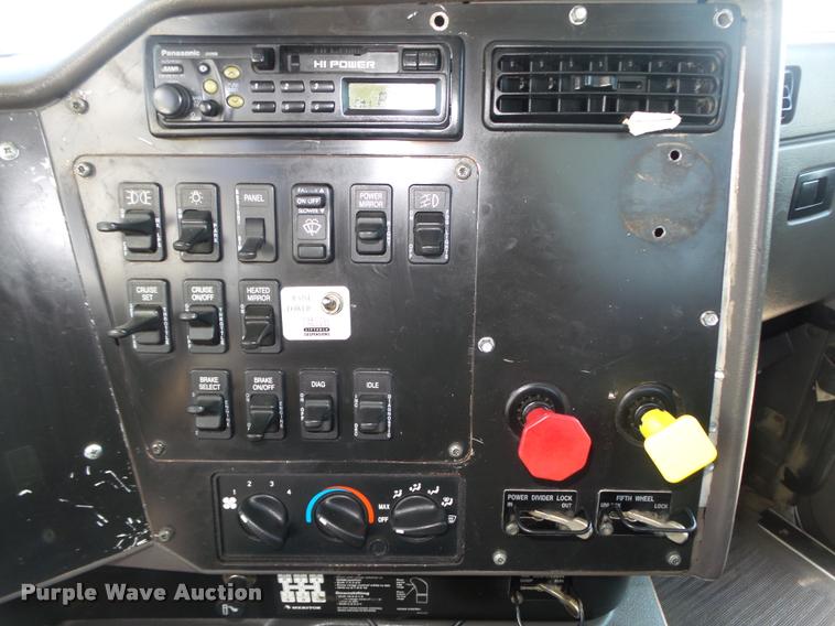 image for item DA0647 2002 International 9100i semi truck