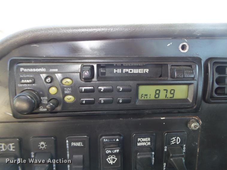 image for item DA0647 2002 International 9100i semi truck