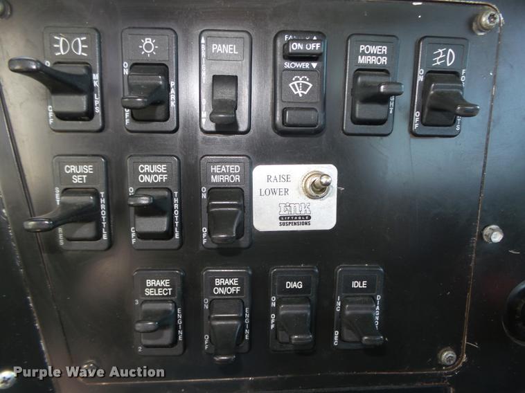 image for item DA0647 2002 International 9100i semi truck