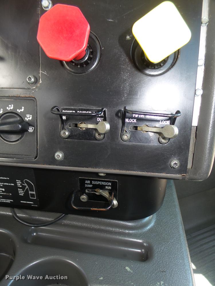 image for item DA0647 2002 International 9100i semi truck