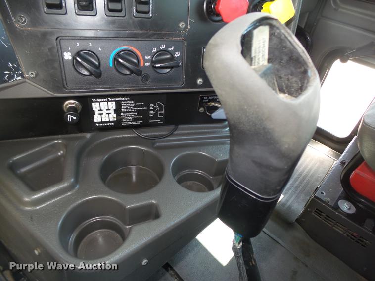 image for item DA0647 2002 International 9100i semi truck