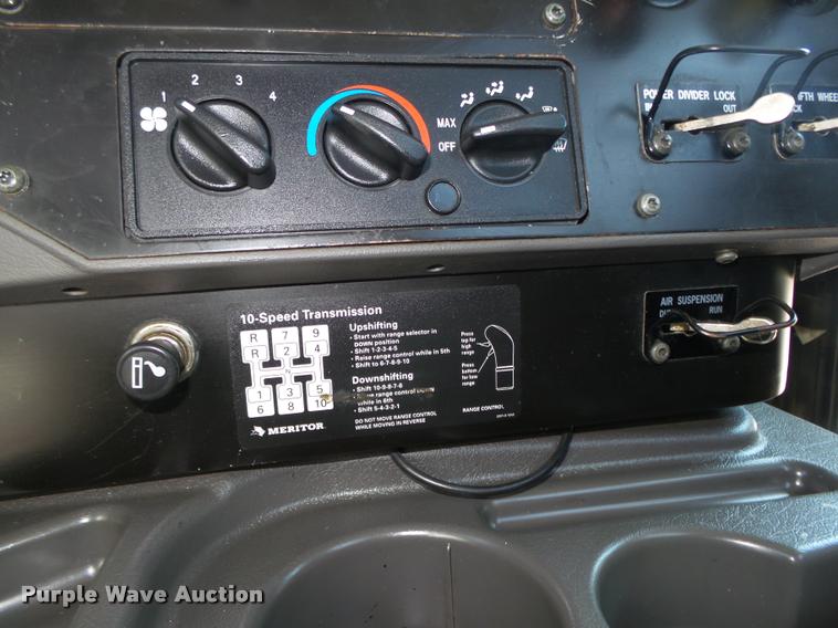 image for item DA0647 2002 International 9100i semi truck