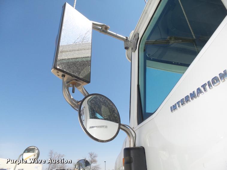 image for item DA0647 2002 International 9100i semi truck