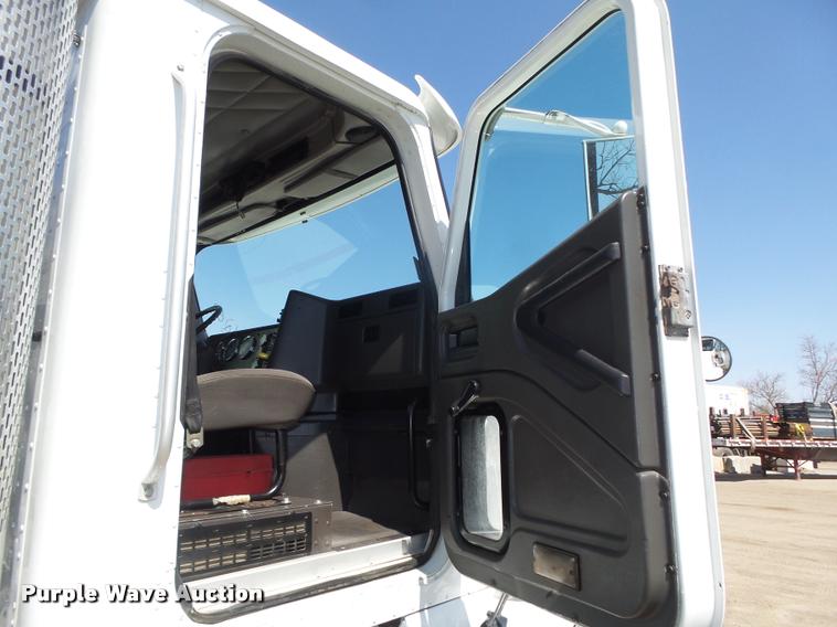 image for item DA0647 2002 International 9100i semi truck