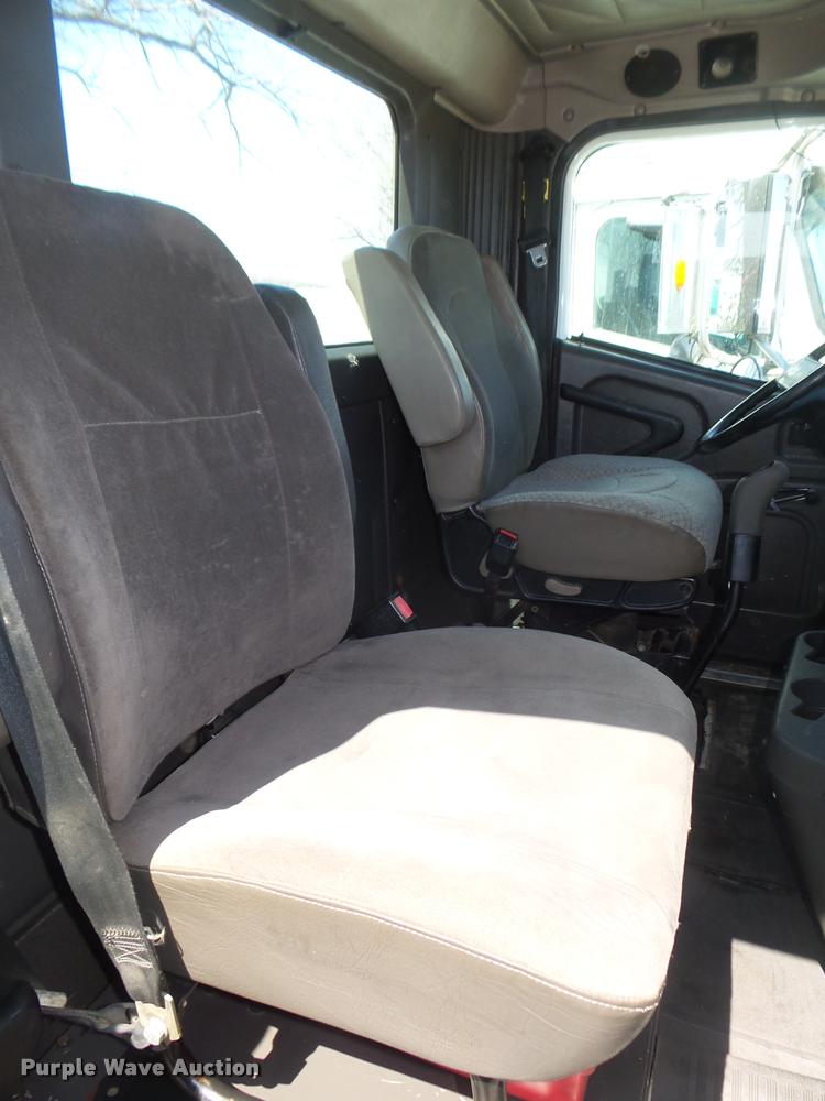 image for item DA0647 2002 International 9100i semi truck