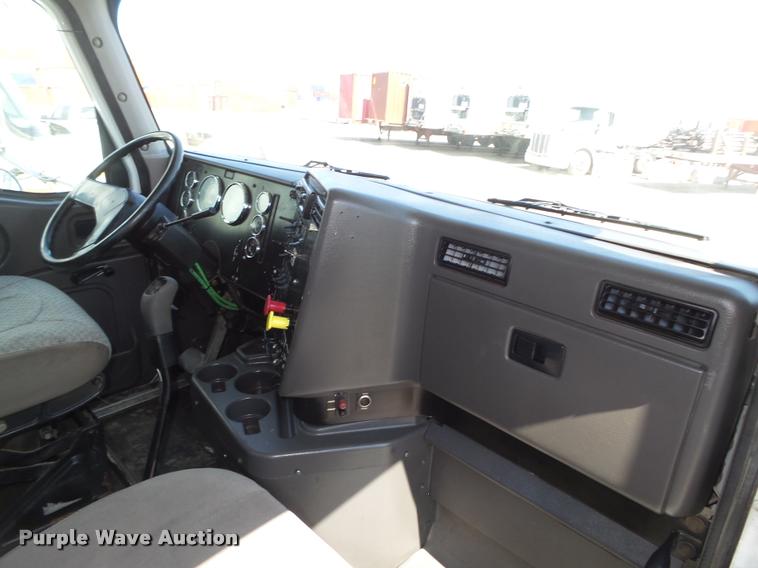 image for item DA0647 2002 International 9100i semi truck