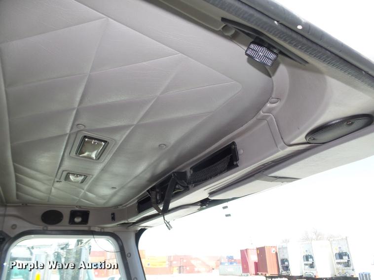 image for item DA0647 2002 International 9100i semi truck