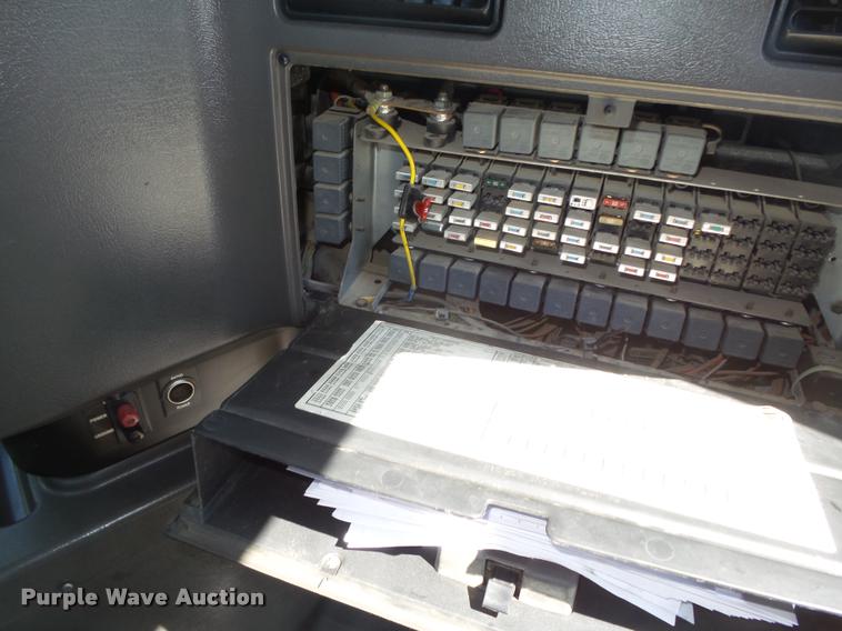 image for item DA0647 2002 International 9100i semi truck