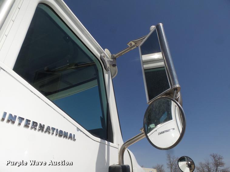 image for item DA0647 2002 International 9100i semi truck