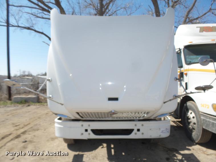 image for item DA0647 2002 International 9100i semi truck
