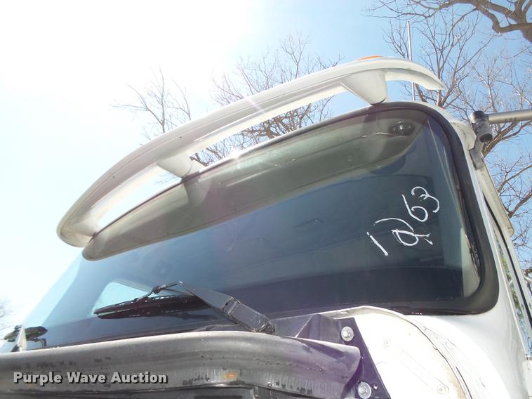 image for item DA0647 2002 International 9100i semi truck