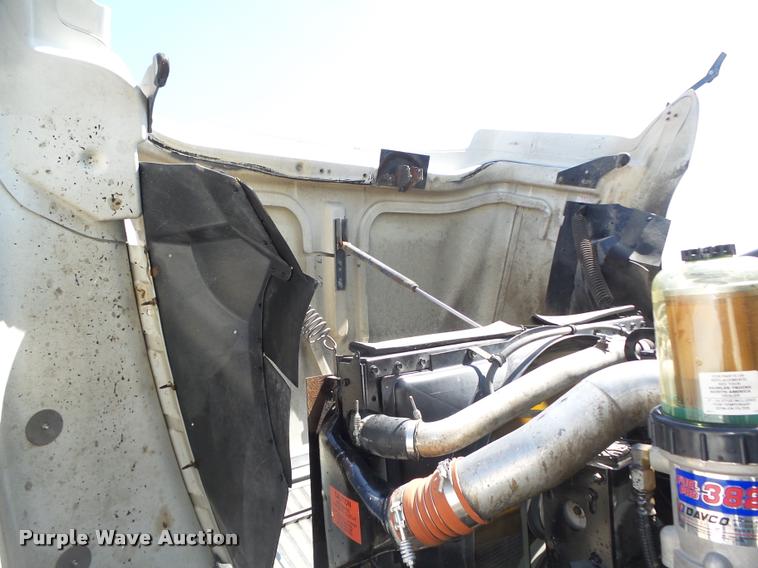 image for item DA0647 2002 International 9100i semi truck