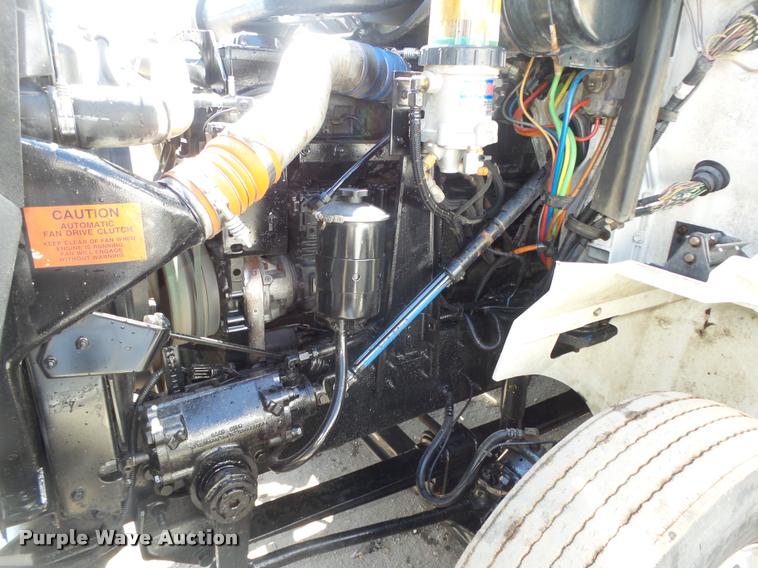 image for item DA0647 2002 International 9100i semi truck