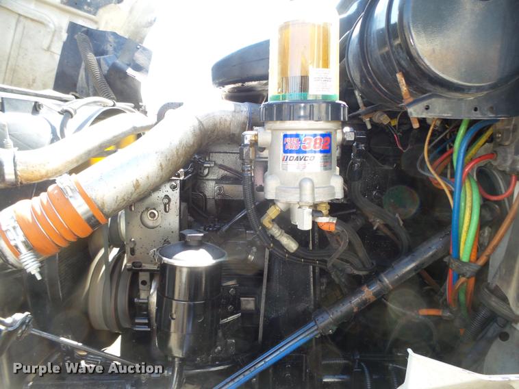 image for item DA0647 2002 International 9100i semi truck