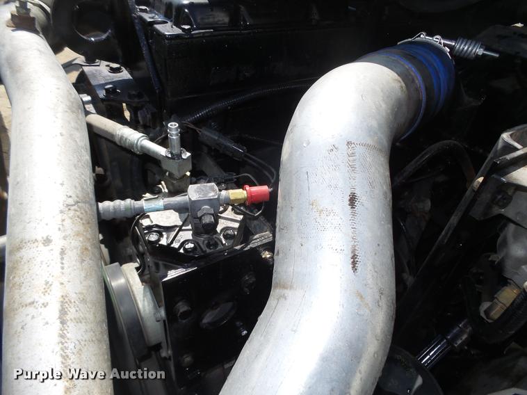 image for item DA0647 2002 International 9100i semi truck