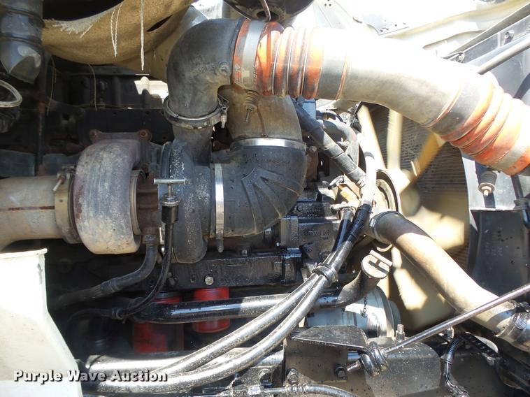 image for item DA0647 2002 International 9100i semi truck