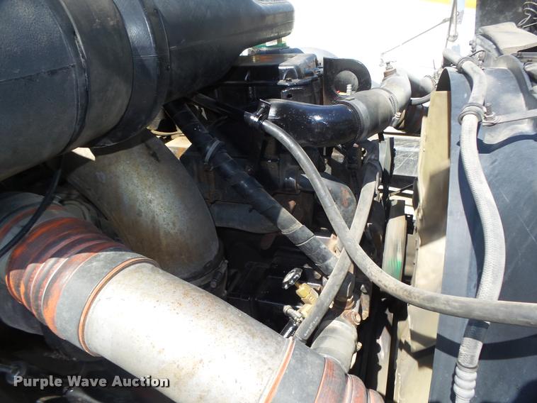 image for item DA0647 2002 International 9100i semi truck