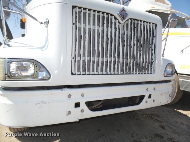 image for item DA0647 2002 International 9100i semi truck