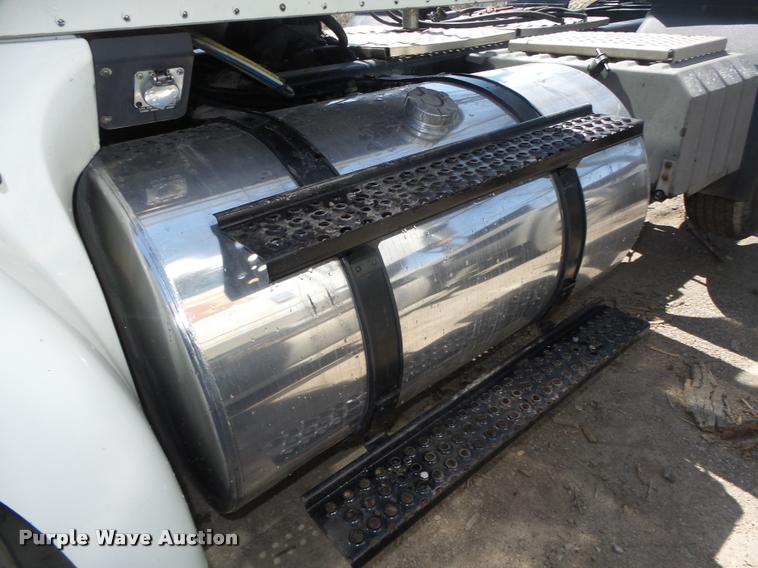 image for item DA0647 2002 International 9100i semi truck