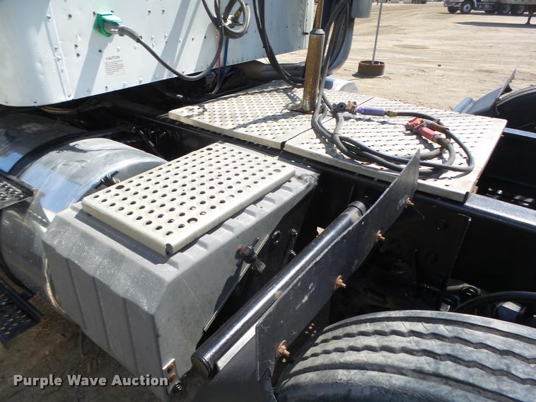 image for item DA0647 2002 International 9100i semi truck